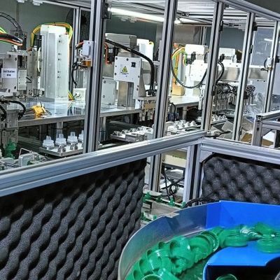 Laundry Detergent Cap Assembly Machine For Simultaneous Assembly Of Two Sizes Of Products