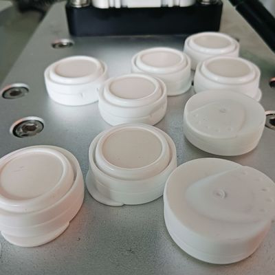 Duck-tongue cap automation driven by servo motors for efficient operation