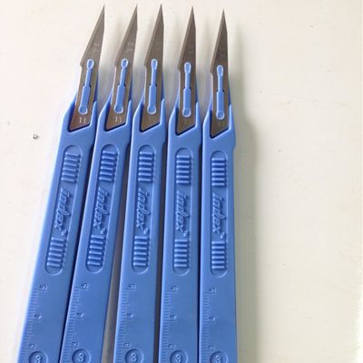 Disposable scalpel automated assembly machine can be connected with the packaging machine into a line, high capacity, high efficiency